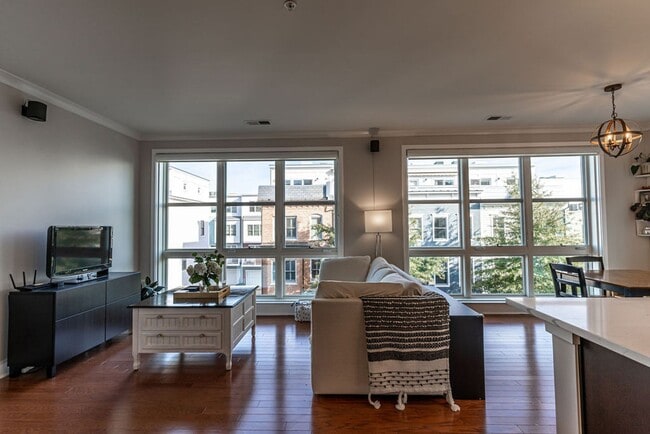 Building Photo - 2 Bed, 2 Bath Condo Bathed in Natural Light