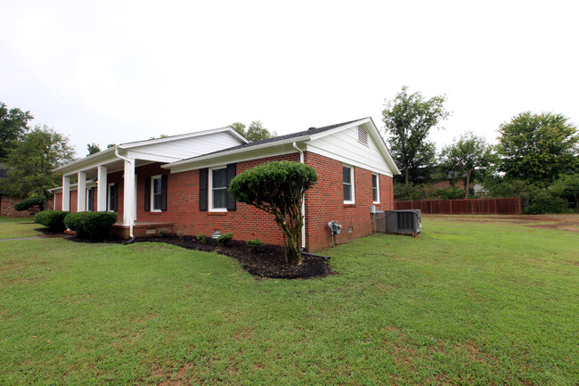 Building Photo - 4 bed, 2 bath home on large lot near MTSU