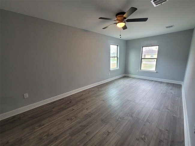 Building Photo - 4859 Bellnole Dr