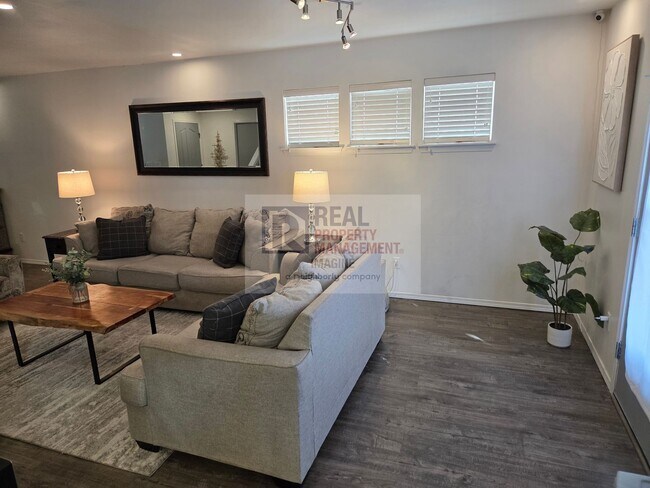 Building Photo - Check Out This Adorable 2.0 bedroom, 2.5 b...