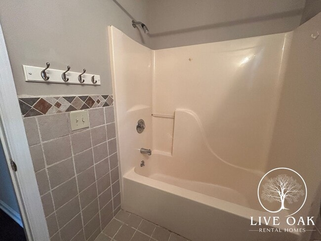 Building Photo - MOVE IN SPECIAL: $500 OFF 1ST MONTH'S RENT!**