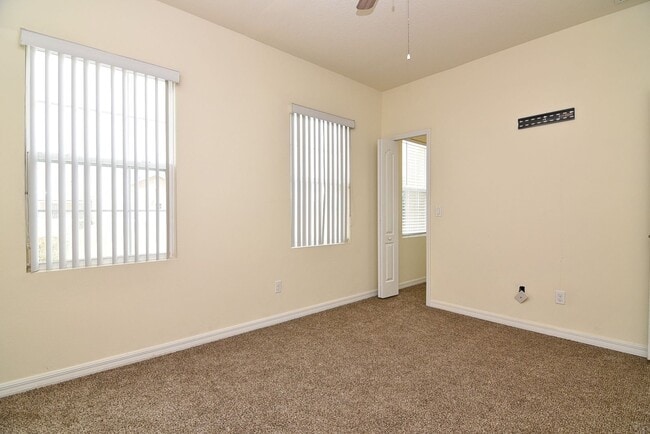Building Photo - Lovely Town Home Available