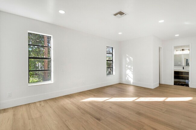 Building Photo - 1009 Alamanda Dr