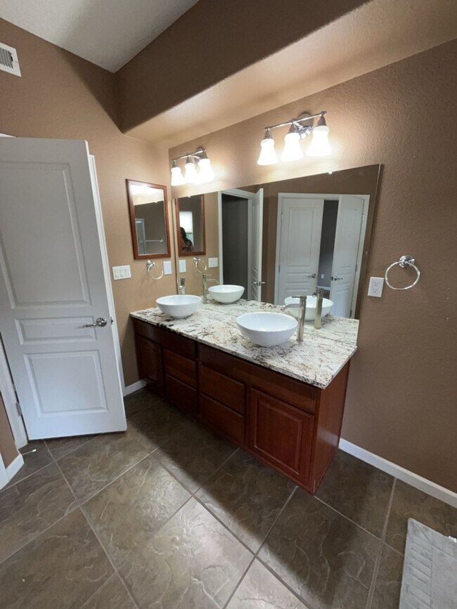 Building Photo - 10115 Avenida Vista Cerros NW
