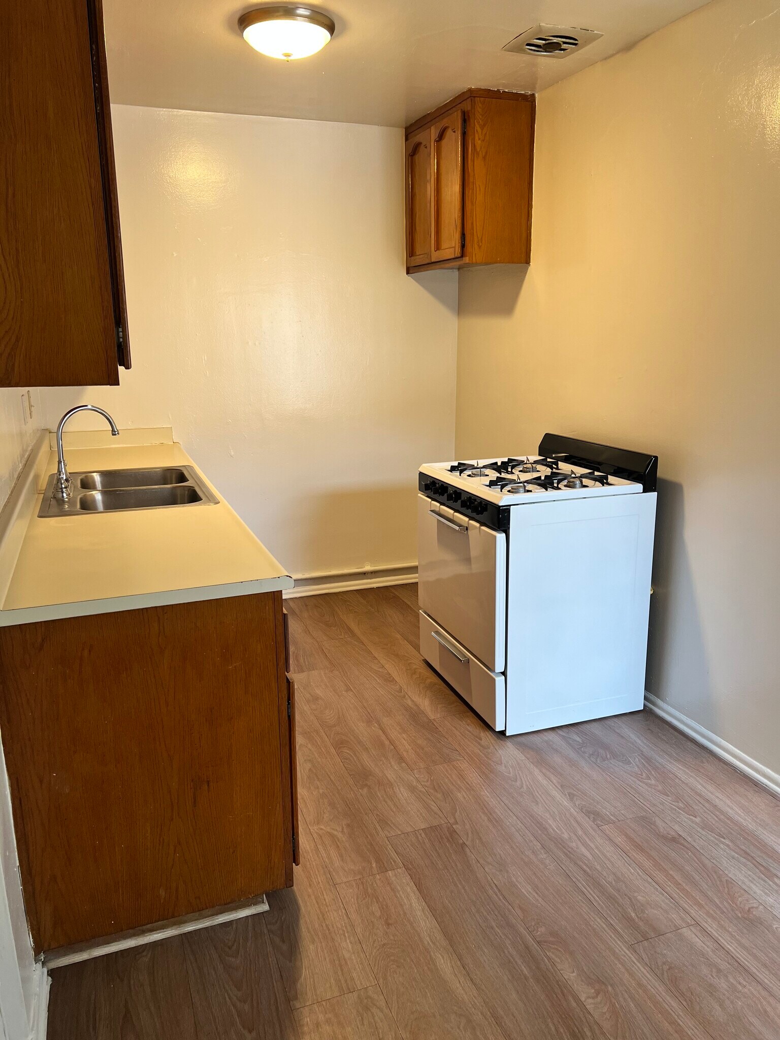 kitchen - 920 S Fann St