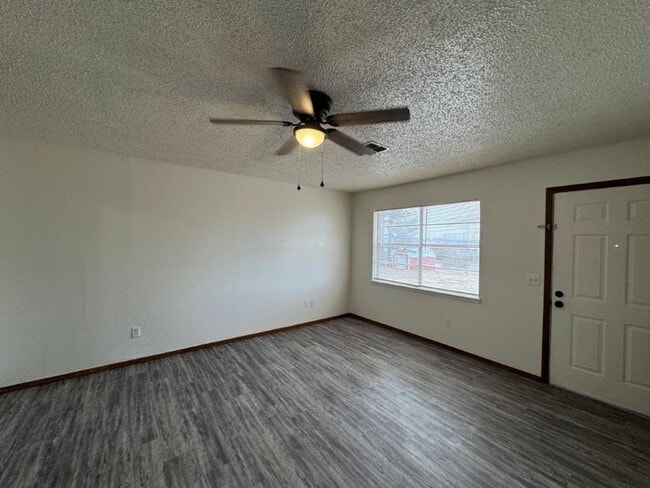 Building Photo - 2 bed one bath duplex in Blanchard!