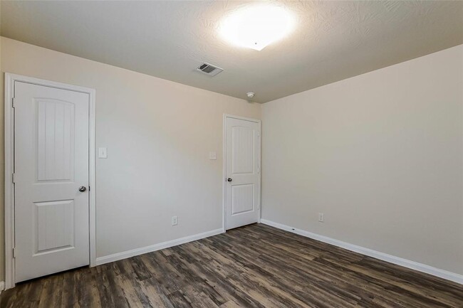 Building Photo - 5710 Kyle Cove Dr