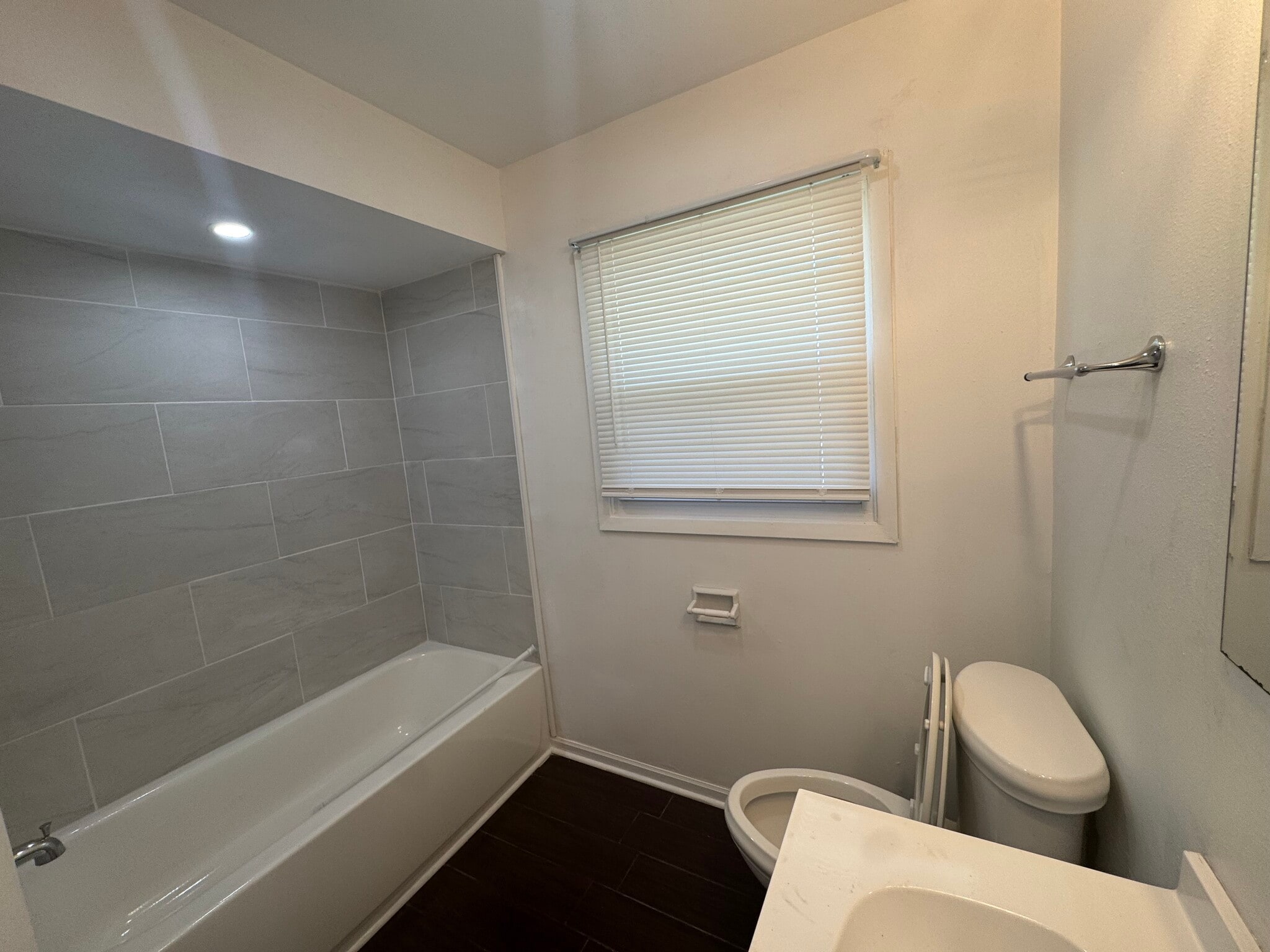 Full Bath - 7211 W Brentwood Ave