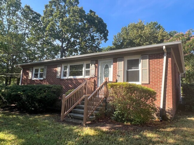 Building Photo - Three bedroom, 1 bath house in Burlington