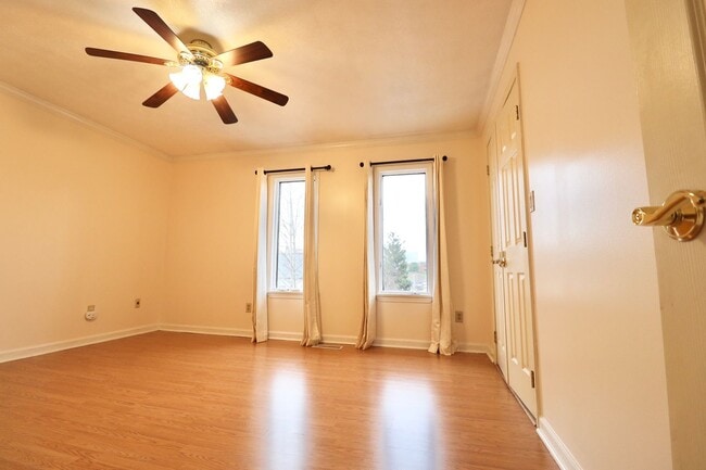 Building Photo - 2 Bedroom/2 Bath Townhouse near Stadium - ...
