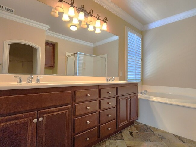 Building Photo - Beautiful 4BD, 2.5BA, Four Seasons at Heme...