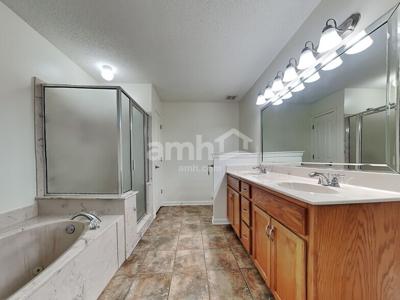 Building Photo - 8014 New Castle Cv