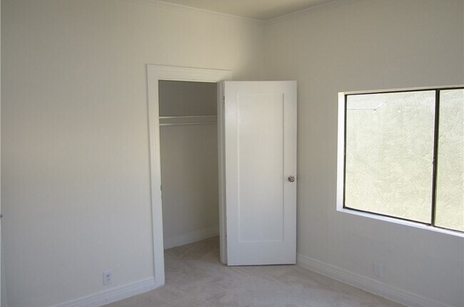 Building Photo - 1053 Dundas St