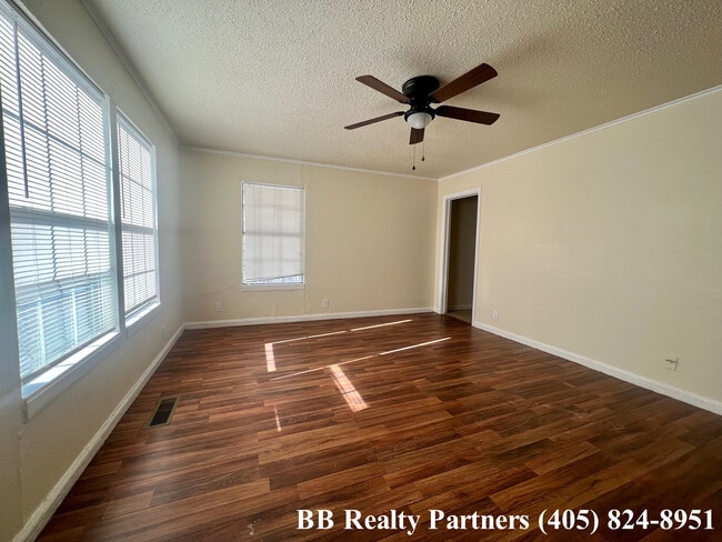 Building Photo - 6721 E 5th St