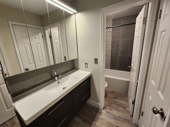 Building Photo - Beautiful Ground Floor 2 Bed 2 Bath Condo! Sunroom!