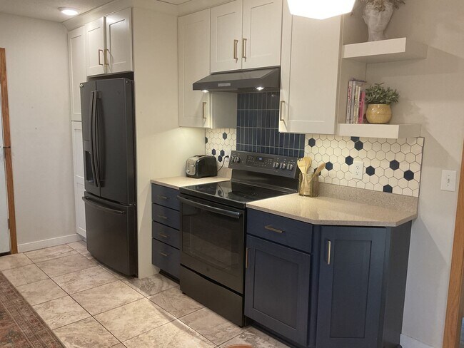 Building Photo - 5 Bedroom Single Family Suburban Gem in Ap...