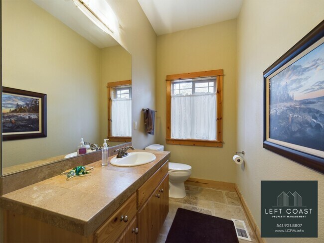 Building Photo - 798 SE 37th Ct