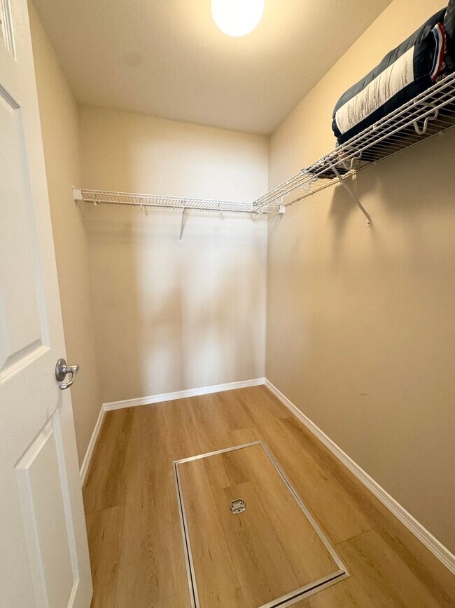 Building Photo - Spacious rambler 2 beds plus den