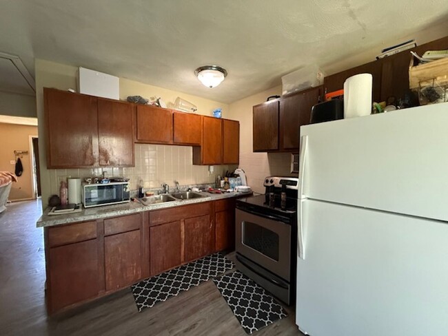 Building Photo - Brick Duplex with Fenced Yard on a Quiet S...