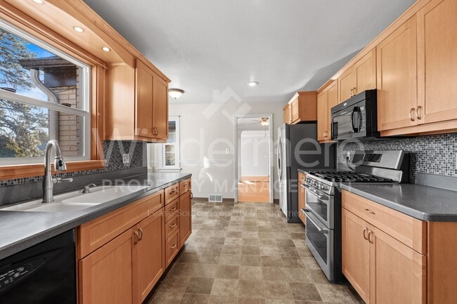 Building Photo - South Hill Charm