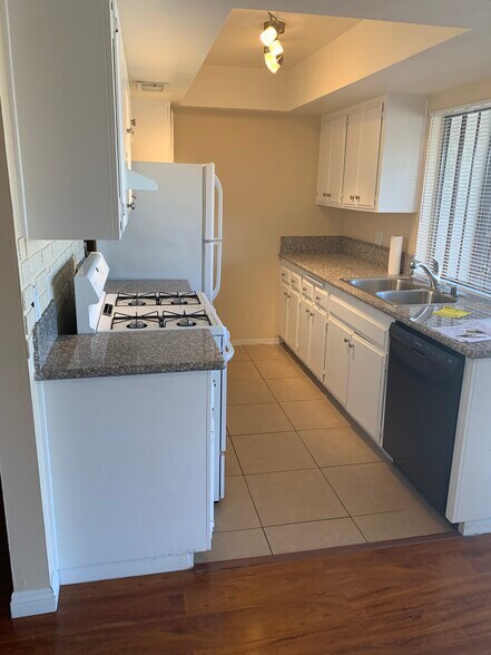 Building Photo - 1405 Vegas Valley Dr