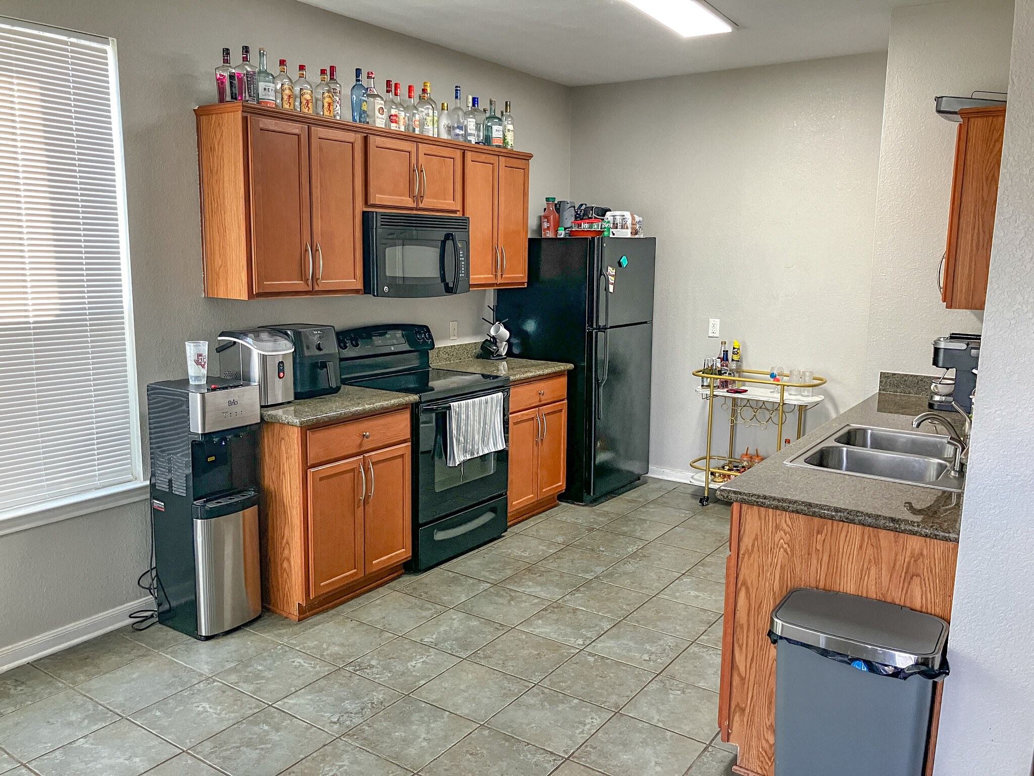 shared kitchen with stone counters - 2929 McLaren Dr