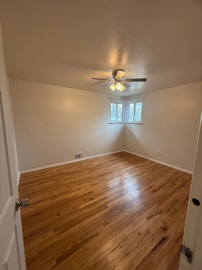 Building Photo - $0 DEPOSIT OPTION, CHARMING 3 BED 2 BATH TRADITIONAL HOME!! HUGE YARD, STEPS FROM PEORIA STATION