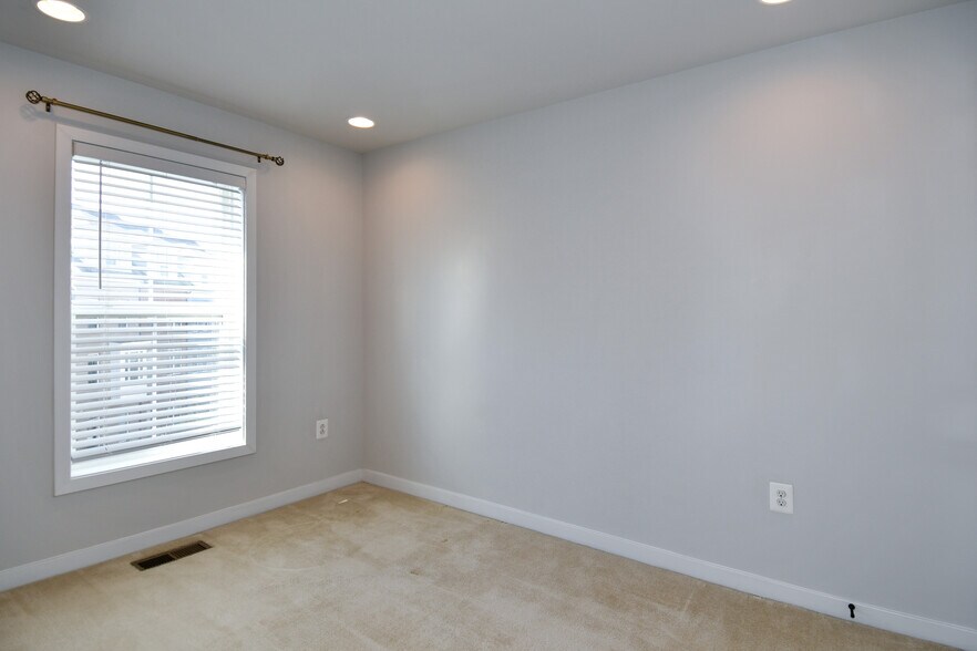 Building Photo - 2421 Auden Dr