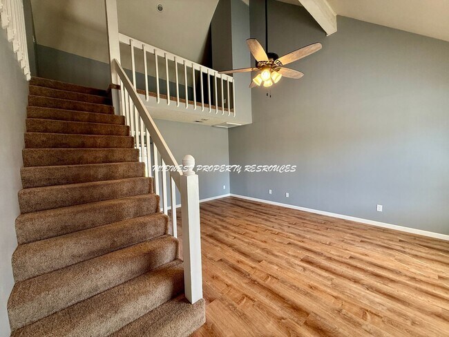 Building Photo - Charming 2bd 1.5 bath Duplex w/ Garage for Lease