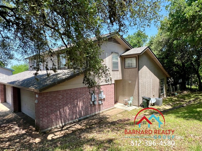 Building Photo - Available now! 3 Bed 2.5 Bath Duplex
