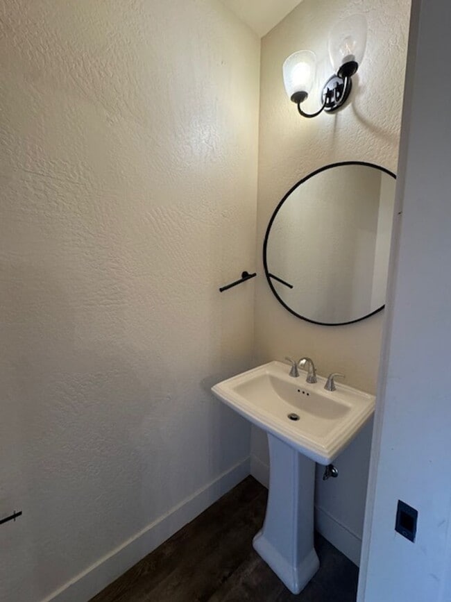 Building Photo - BM2613