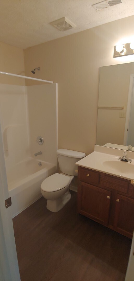 Building Photo - One Level home with 3 bedrooms,2 bath  Large back yard!       26032326