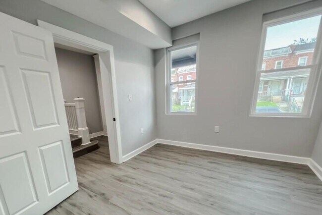 Building Photo - 2922 Ridgewood Ave