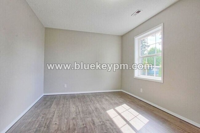 Building Photo - 1130 NE 178th Ave