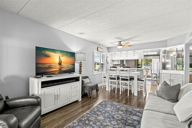 Building Photo - 237 Woodlake Wynde