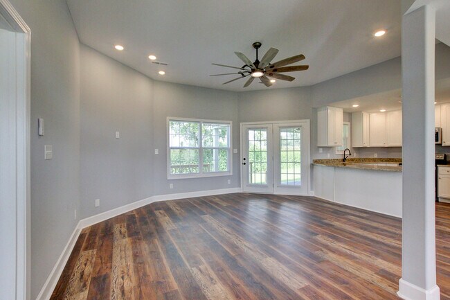Building Photo - 133 Riverbend Dr