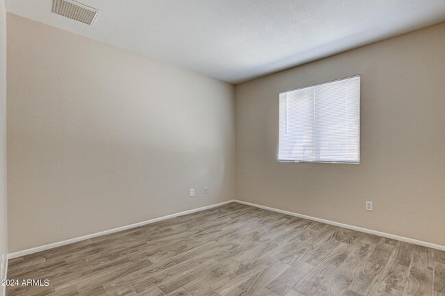 Building Photo - 5111 W Beverly Ln