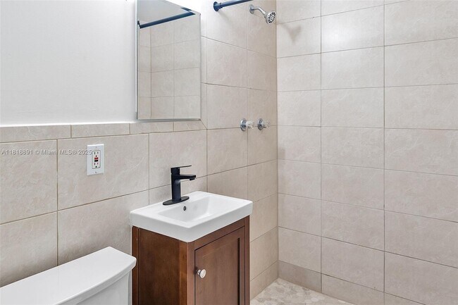Building Photo - 4037 SW 65th Ave