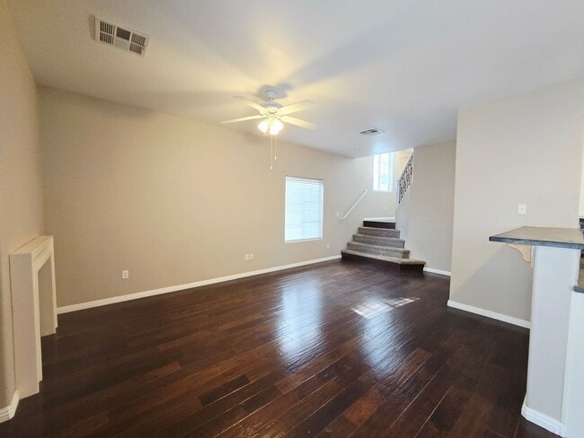 Building Photo - 3 BEDROOM & 2.5 BATH TOWNHOME LOCATED IN GREEN VALLEY  HENDERSON