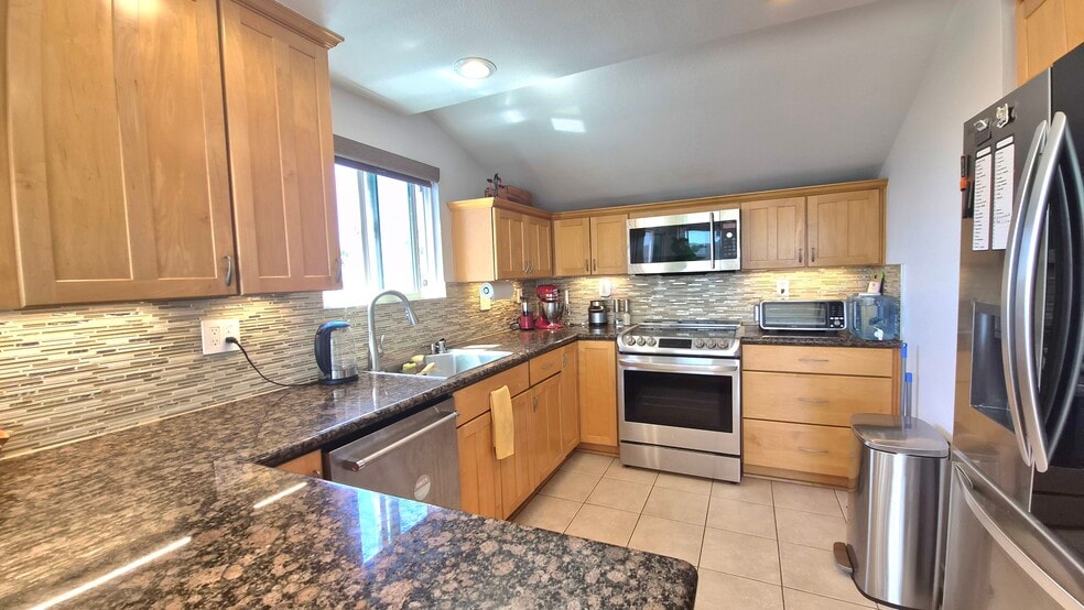 Fully equipped kitchen - 307 Longden Ln