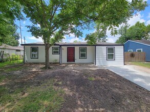 Building Photo - RECENTLY REMODELED 4 BEDROOM 2 BATH LEASE HOME WITH ALL THE UPGRADES.  CHECK THIS OUT.  WON'T LAS...