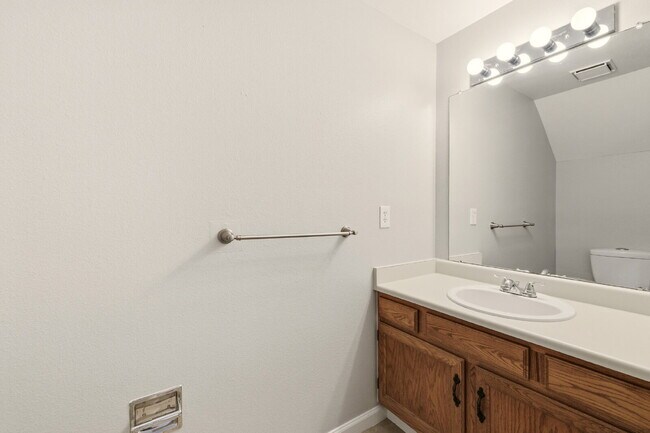 Building Photo - Charming 2BR/2.5BA Townhome in Deer Pointe Village! Beautiful Hardwood Floors Throughout Main Lev...