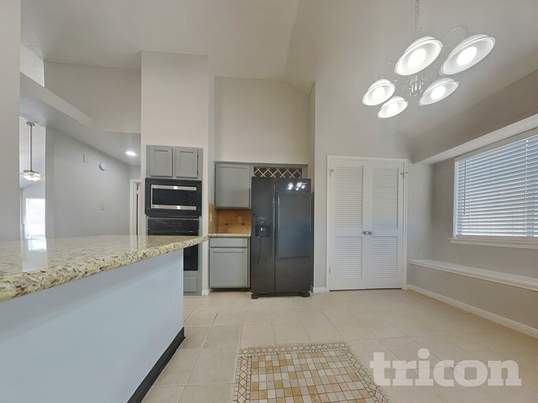 Building Photo - 8559 Spring Green Dr