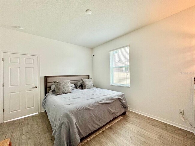 Building Photo - 5732 Newberry Pnes Ave