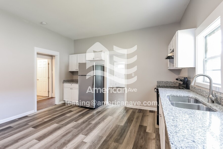 Building Photo - 128 Riley St