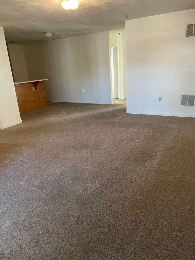 Building Photo - 4 Bedroom 2 Bathroom 2nd Floor