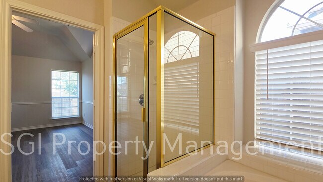 Building Photo - 3305 Woodbluff Ln