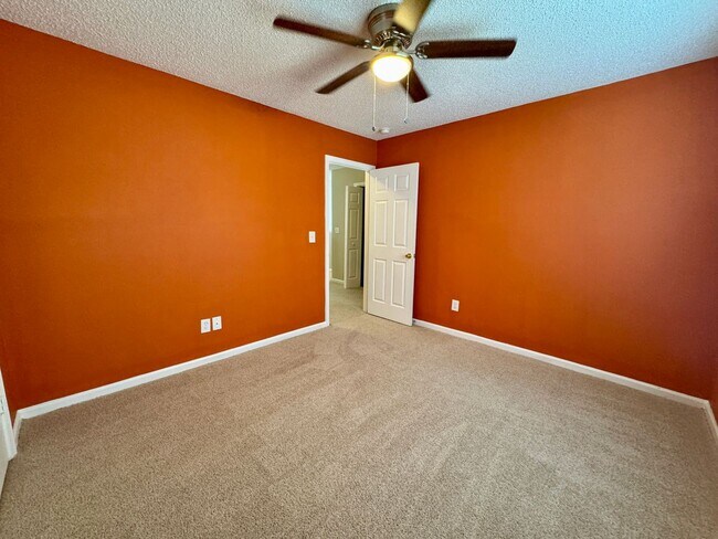 Building Photo - Ready to show!