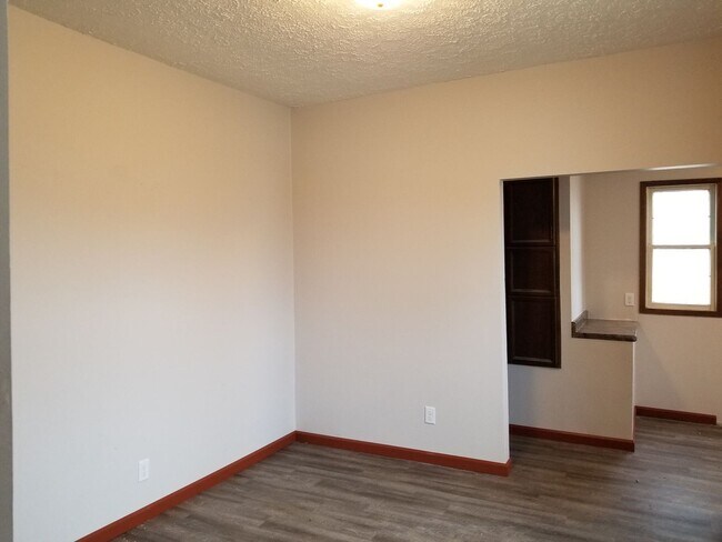 Building Photo - eld200