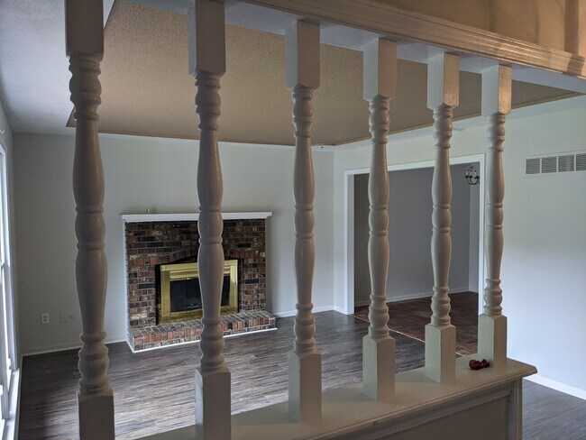 Building Photo - Recently updated Raytown single family home